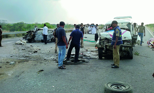 కారు ఢీకొట్ట‌డ౦తో మహిళ దుర్మరణ౦