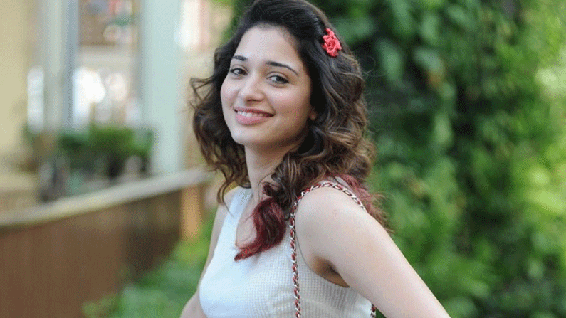 Actress Tamanna: అటు సినిమాలతో ఇటు వెబ్ సిరీస్ లతో బిజీగా మారిన మిల్కీబ్యూటీ..