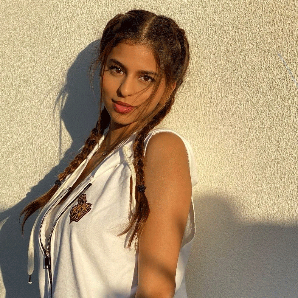 ఇప్పుడు తన కూతురిని ఇండస్ట్రీకి తీసుకువచ్చేందుకు ప్లాన్ చేస్తున్నట్లుగా తెలుస్తోంది. జాన్వీకపూర్, సారా అలీ ఖాన్ బాటలోనే సుహానా కూడా వెళ్లనున్నట్లు తెలుస్తోంది.