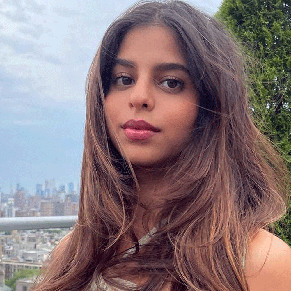 బాలీవుడ్ బాద్ షా షారుఖ్ ఖాన్ కూతురిని చూశారా ?.. హీరోయిన్లను పోటిగా వస్తోన్న అందాల తార..