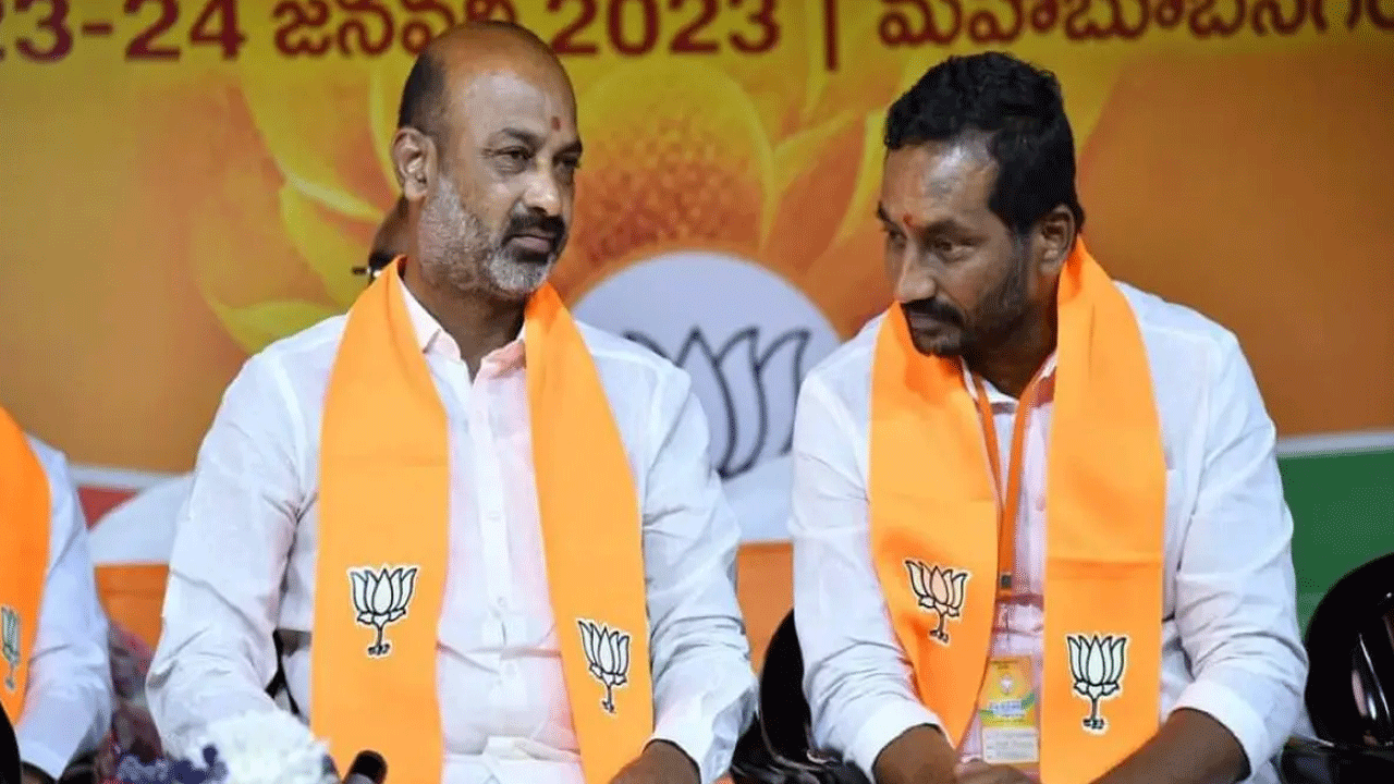 Telangana BJP: హస్తిన బయల్దేరిన బండి సంజయ్.. ఇప్పటికే ఢిల్లీ చేరుకున్న రఘునందన్‌ రావు.. ఏం జరుగుతోంది..