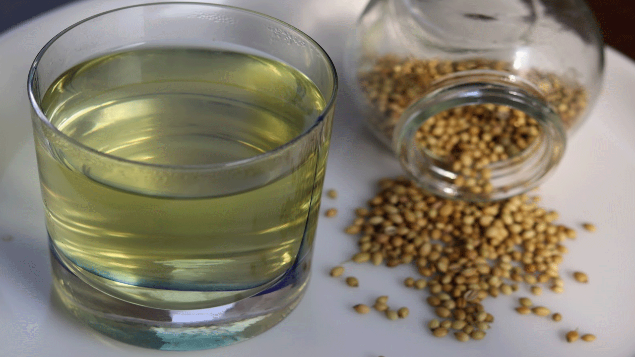 బరువు తగ్గడం: బరువు తగ్గడానికి కొత్తిమీర నీరు చాలా ఉపయోగపడుతుంది. ఈ నీటిలో జీవక్రియను వేగవంతం చేసే అనేక అంశాలు ఉన్నాయి. ఖాళీ కడుపుతో కొత్తిమీర నీటిని తీసుకోవడం వల్ల శరీరంలోని కొవ్వును కరిగించడంలో సహాయపడుతుంది.