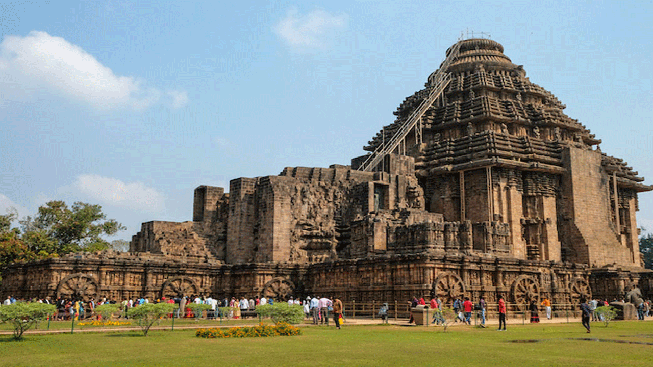 Konark Sun Temple- కోణార్క్‌లోని సూర్య దేవాలయం.. ఈ ఆలయ నిర్మాణం ఒక అద్భుతం. దీనిని నరసింహ రాజు కాలంలో నిర్మించినట్లు సమాచారం. సూర్యకాంతి మొదటి కిరణాలు ప్రధాన ద్వారం మీద పడే విధంగా ఆలయం రూపొందించబడింది.