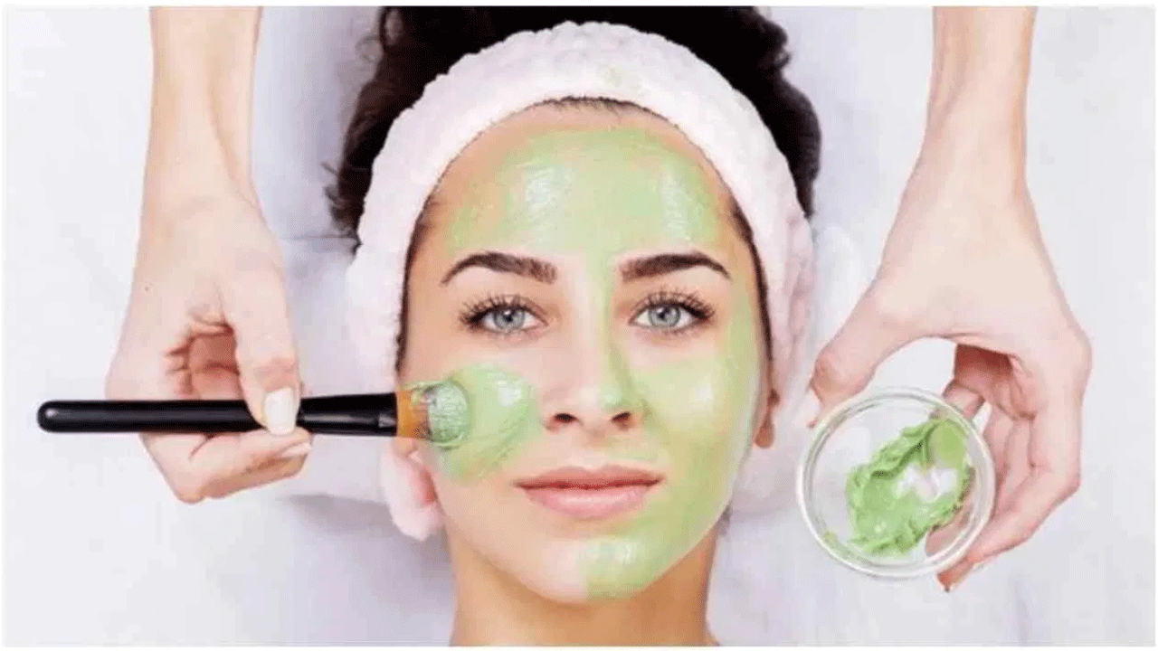 తులసిలో లాగానే వేప ఆకుల్లో కూడా ఆయుర్వేద గుణాలు ఉన్నాయని మనందరికీ తెలుసు. ఈ రెండు రకాల ఆకులను మిక్స్ చేసి ఫేస్ ప్యాక్ వేసుకోవడం వల్ల ముఖంపై బ్యాక్టీరియా పెరగడం ఆగిపోయి మొటిమలు రావడం తగ్గిపోతుంది.