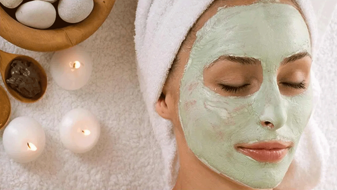 దీని కోసం, వేప, తులసి ఆకులు, 2-3 లవంగాలను పేస్ట్గా చేసి ముఖానికి రాయండి. సుమారు 30 నిమిషాల తర్వాత మీ ముఖాన్ని కడగాలి.