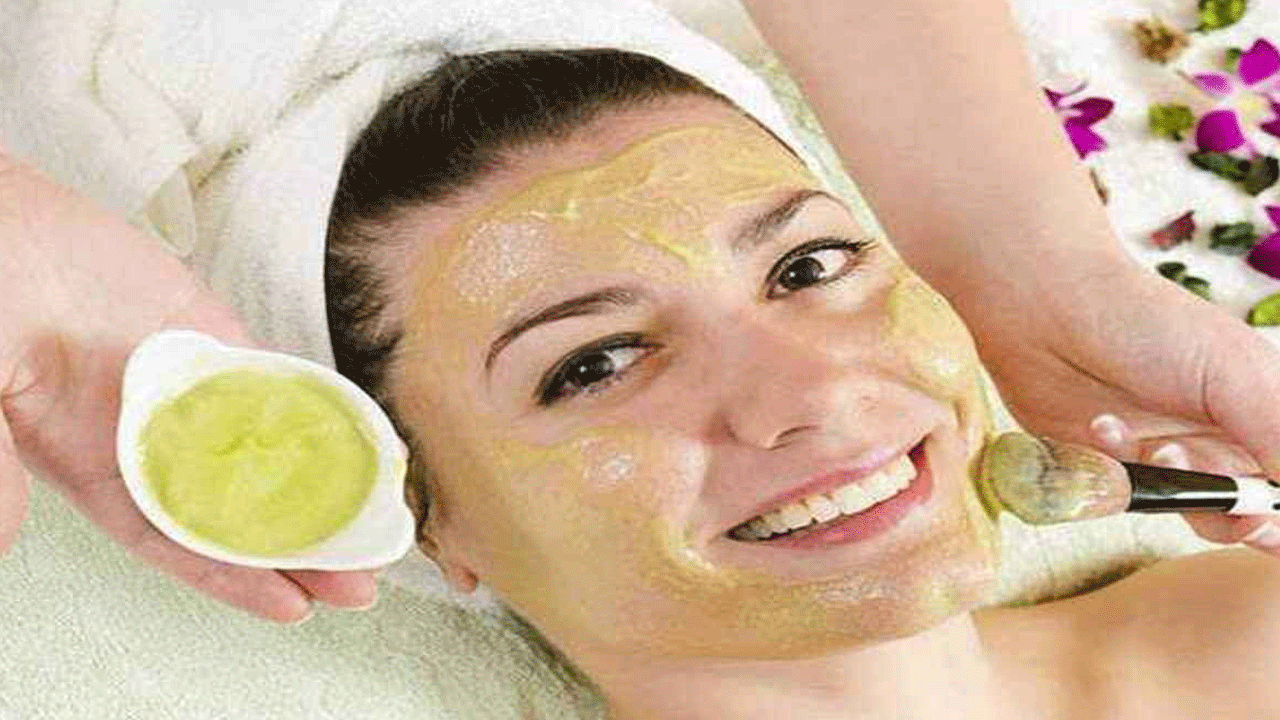 తులసి, పెరుగు కలిపిన ఫేస్ ప్యాక్ మీకు చర్మానికి నిగారింపునిస్తుంది. చర్మానికి శుభ్రపరిచే ప్రభావాన్ని అందిస్తుంది. నిర్జీవంగా మారిన ముఖ చర్మాన్ని పునరుజ్జీవింపజేస్తుంది. దీని కోసం కొన్ని తులసి ఆకులను పూర్తిగా ఎండలో ఆరబెట్టుకోవాలి. ఆకులు బాగా ఎండిన తర్వాత ఎండు ఆకులను మెత్తగా రుబ్బుకోవాలి.