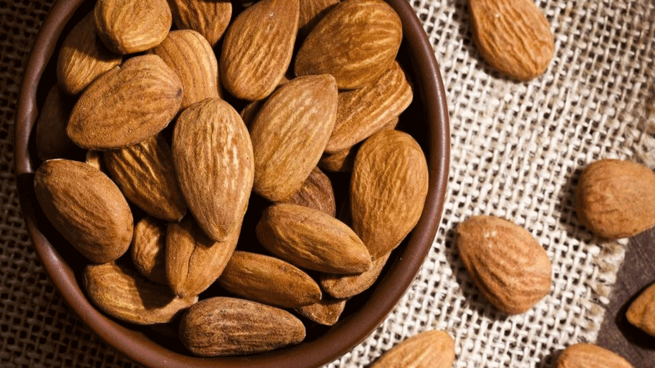 బాదం - బాదంలో మెలటోనిన్ అనే హార్మోన్ ఉంటుంది. ఇది నిద్ర చక్రాన్ని నియంత్రించడంలో సహాయపడుతుంది. అలాగే, రాత్రివేళ నిద్రపట్టనివారు అరటిపండు తింటే కూడా హాయిగా నిద్ర పడుతుంది.