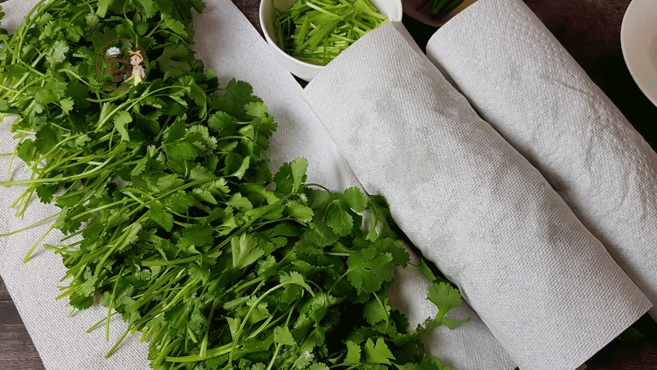 కొత్తిమీరను ఫ్రిజ్‌లో నిల్వ చేయడానికి ముందు, వాటిని ముందుగా శుభ్రంగా కడగాలి. అది పూర్తిగా ఆరిన తర్వాత, వాటిని చిన్న గుడ్డ లేదా రుమాలు మీద ఆరబెట్టుకోవాలి. పూర్తిగా ఆరిపోయిన తర్వాత కొత్తిమీరను ఫ్రిజ్‌లో పెట్టుకోవాలి.  ఫ్రీజర్‌లో గాలి చొరబడని బాక్స్‌లో పెట్టి నిల్వ చేసుకోవాలి. 