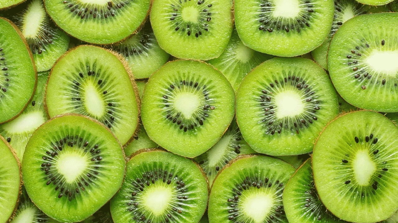 కివి - రాత్రిపూట కివి తినడం వల్ల బాగా నిద్రపడుతుందని అధ్యయనాలు చెబుతున్నాయి. ఫోలేట్, విటమిన్లు, పొటాషియంతో నిండిన ఈ పండ్లు మీ సెరోటోనిన్ స్థాయిలను పెంచుతాయి.   