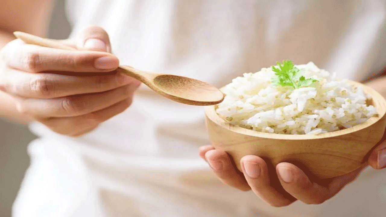 రోజంతా కష్టపడి పనిచేసినా చాలామందికి సరిగా నిద్ర పట్టదు. అలాంటి వారు ఆహారంలో కొన్ని ఆరోగ్యకరమైన పదార్ధాలను చేర్చుకుంటే, నిద్ర నాణ్యత పెరుగుతుంది. రాత్రివేళ గాఢ నిద్ర రావాలంటే నిద్రపోయేకంటే మూడు గంటల ముందు అన్నాన్ని తినాలి. బియ్యంలో ఫైబర్, యాంటీఆక్సిడెంట్స్ పుష్కలంగా ఉంటాయి. అన్నం తినడం వల్ల మంచి నిద్రపడుతుంది. 