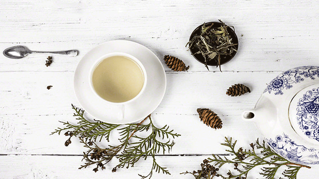 వైట్ టీ శరీరంలోని ఫ్రీ రాడికల్స్ ను నాశనం చేసి కణాలను పునరుత్పత్తి చేస్తుంది. దీంతో వృద్ధాప్యాన్ని దూరం చేసుకోవచ్చు. ముఖంపై చర్మం ముడతలు పడకుండా ఉంచుతుంది. రెగ్యులర్ గా వైట్ టీ తాగితే ముఖం యవ్వనంగా కనిపిస్తుంది.