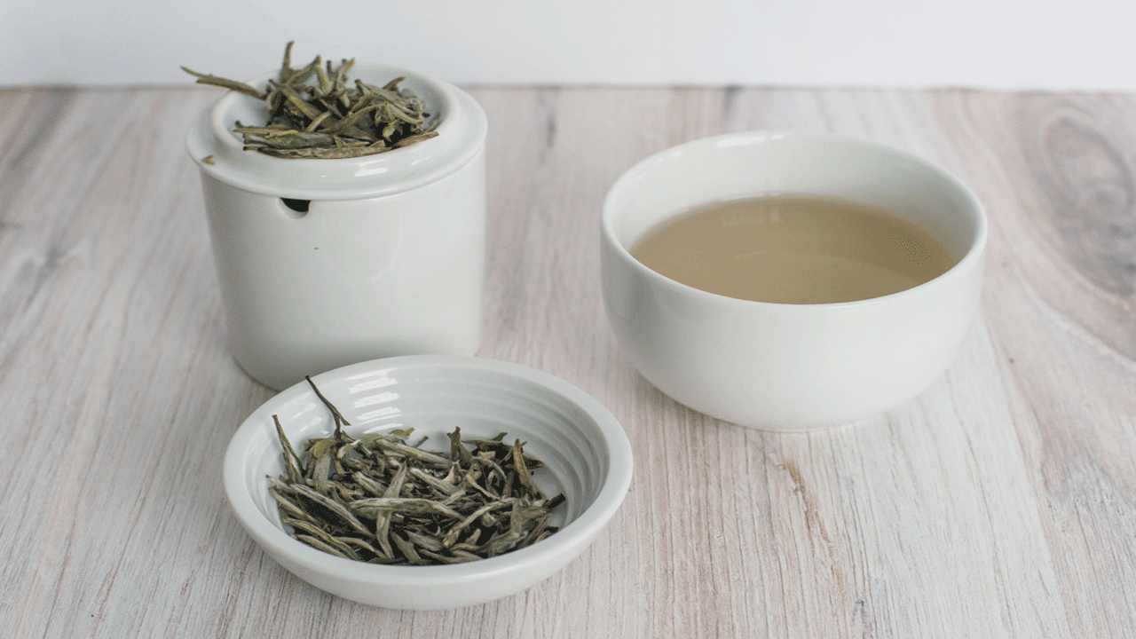 వైట్ టీ తాగడం వల్ల రిఫ్రెష్గా ఉంటుంది. అలసట నుండి ఉపశమనం లభిస్తుంది. తెల్లవారుజామున తెల్లటి టీ తాగడం వల్ల రోజంతా శక్తివంతంగా ఉంటారు. వైట్ టీ తాగడం వల్ల రోగనిరోధక శక్తి పెరుగుతుంది. ఇది ఇన్ఫెక్షన్లను నివారిస్తుంది.