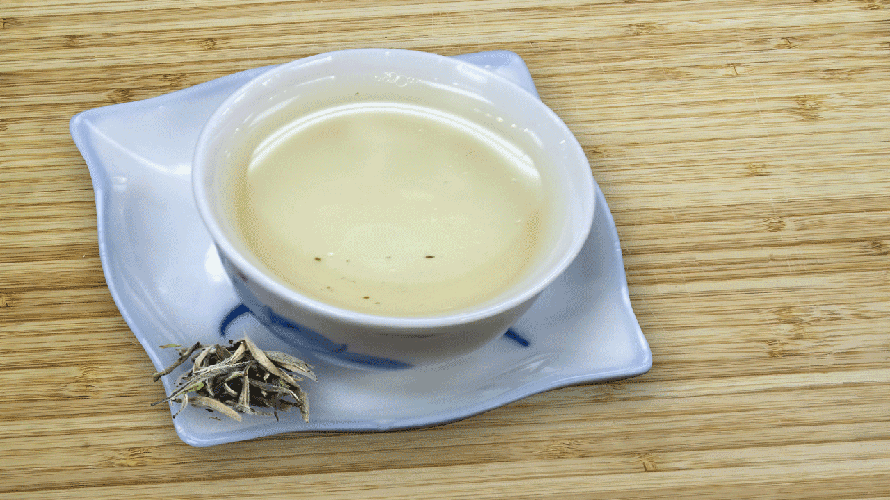 వైట్ టీ తాగడం వల్ల తీపి పదార్ధాలు తినాలనే మీ కోరికలు తగ్గుతాయి. ఇది మిమ్మల్ని ఆరోగ్యంగా ఉంచుతుంది. దీనివల్ల ఊబకాయం నుంచి మధుమేహం వరకు అన్నీ అదుపులో ఉంటాయి. వైట్ టీలోని కాటెచిన్స్ అనే సమ్మేళనం టైప్ 2 డయాబెటిస్ను నియంత్రించడంలో సహాయపడుతుంది.