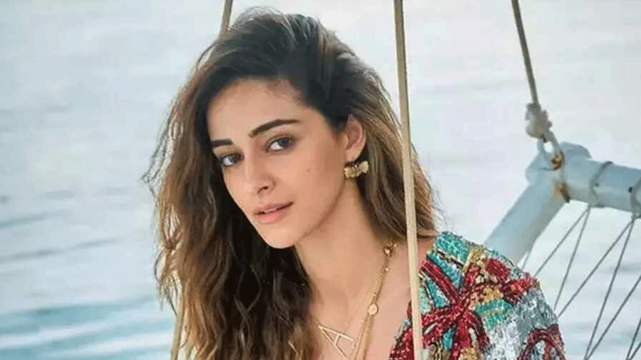 నియర్లందరూ పోటీలో నుంచి పక్కకు తప్పుకుంటే, నెక్స్ట్ ఛాన్స్ నాకేనంటున్నారు అనన్య పాండే. కెరీర్లో ఒకే ఒక్కసారైనా భన్సాలీ హీరోయిన్ అనిపించుకోవాలన్నది మిస్ పాండే డ్రీమ్ అట. అందుకోసం డ్యాన్సులు, యాక్టింగులు.... ఇంకేం కావాలన్నా నేర్చుకోవడానికి నేను రెడీ అంటున్నారు లైగర్ బ్యూటీ అనన్య.