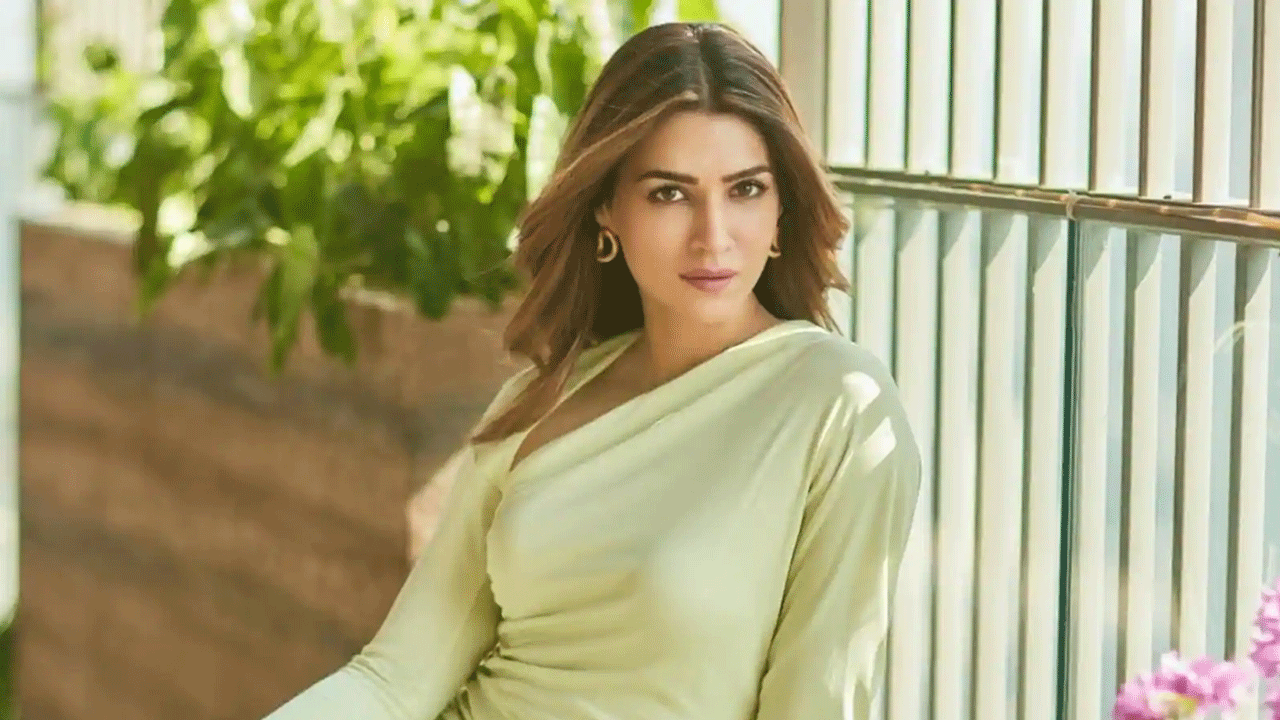 ట్రేడింగ్ మాధ్యమాలను సపోర్ట్ చేస్తూ తాను మాట్లాడినట్టు వస్తున్న వార్తల్లో నిజం లేదని అన్నారు నటి కృతి సనన్. ట్రేడింగ్ ప్లాట్ఫార్మ్ లతో తనకు అనుబంధం లేదని చెప్పారు. తప్పుడు వార్తల పట్ల అందరూ జాగ్రత్తగా ఉండాలని అన్నారు. ప్రస్తుతం కృతి చేతిలో మూడు బాలీవుడ్ సినిమాలున్నాయి.