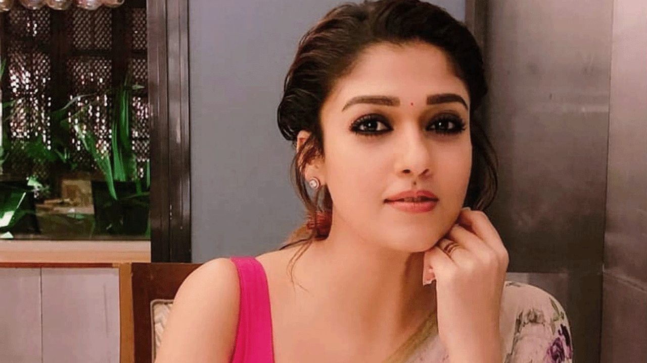 మీరందరికీ భన్సాలీ డైరక్షన్ ఎలా ఉంటుందో తెలుసు. కానీ నేను అతి త్వరలో ఆయన సెట్స్ కి వెళ్తానని అంటున్నారు నయనతార. రణ్వీర్ సింగ్, ఆలియా జంటగా నటించబోయే బైజూ బవ్రా సినిమాలో నయనతార కీ రోల్ చేయబోతున్నారు. త్వరలోనే నయన్ ఈ సెట్స్ కి వెళ్తారని టాక్.