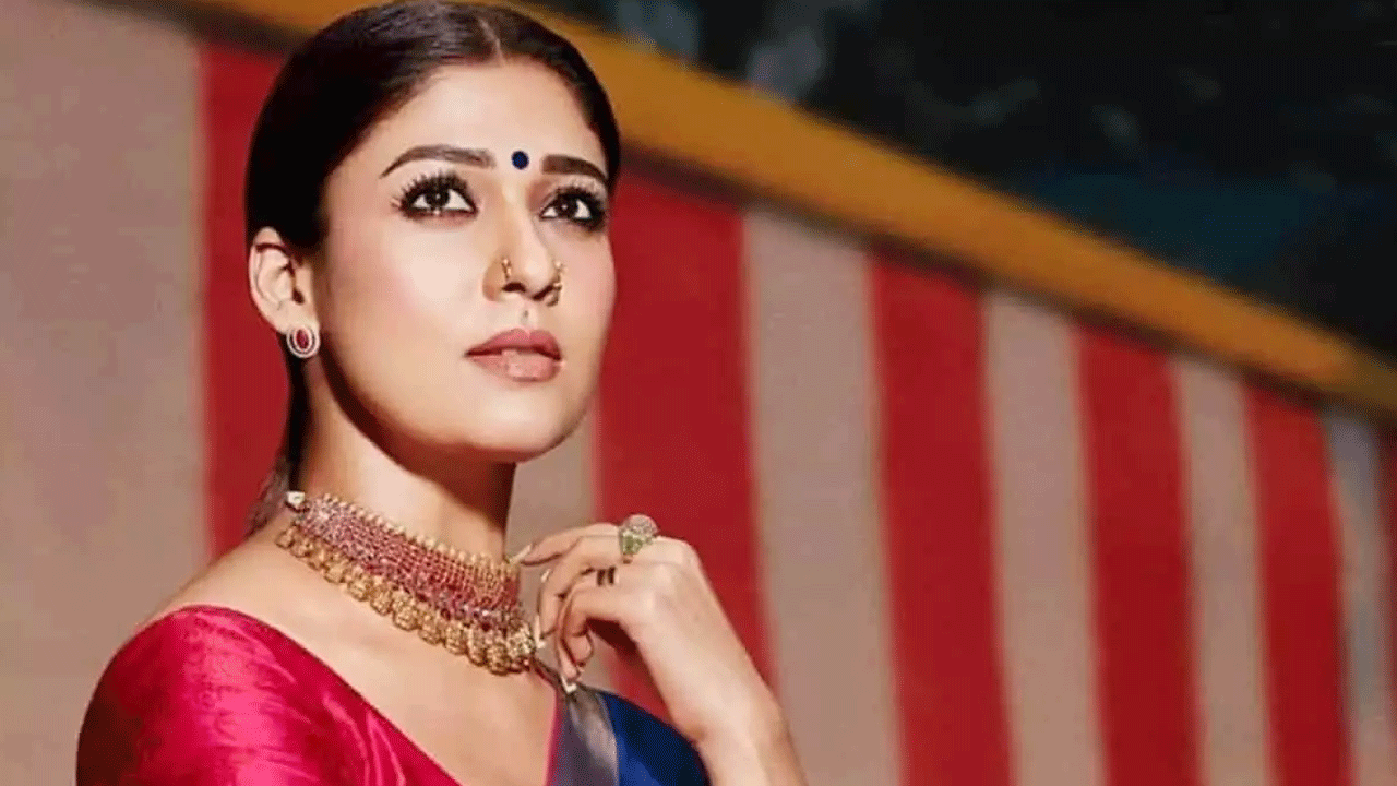 అదే పనిలోనే ఉన్నా, త్వరలోనే కంప్లీట్ చేసేస్తా అంటున్నారు నయన్. ఇంతకీ ఆ డైరక్టర్ ఎవరో గుర్తుపట్టగలిగారా? లేదా... అయితే చూసేద్దాం రండి.