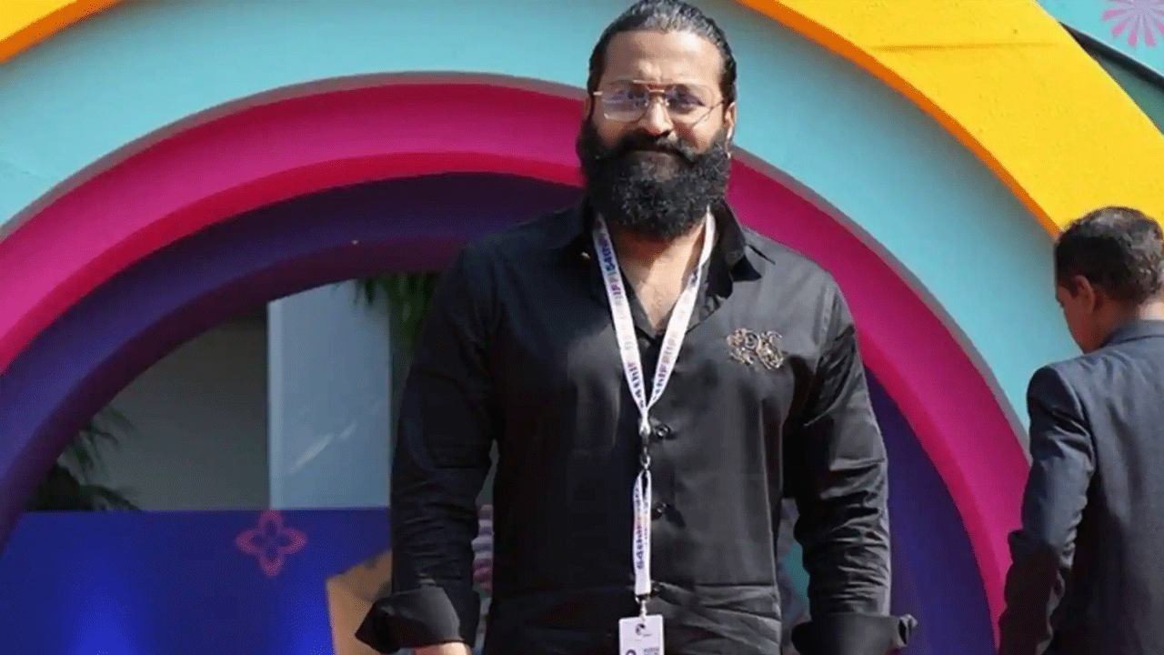 తాను చెప్పిన మాటలను ఇప్పటికైనా ఒకరు అర్థం చేసుకున్నందుకు ఆనందంగా ఉందని అన్నారు రిషబ్ శెట్టి. తనకు ఎంత పెద్ద సక్సెస్ వచ్చినా ఇండస్ట్రీని వదిలి వెళ్లనంటూ గతంలో ఆయన చేసిన వ్యాఖ్యలు వైరల్ అయ్యాయి. తాను ఎవరినీ ఉద్దేశించి ఆ మాటలు అనలేదని అన్నారు రిషబ్.