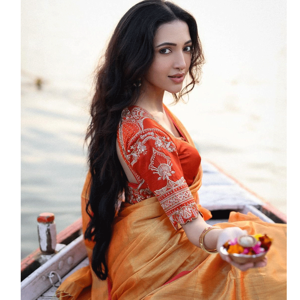 ఇప్పుడు నెట్టింట వైరలవుతున్న నేహా శెట్టి ఫోటోలకు.. "సుందరి నేనే నువ్వంట చూడని నీలో నన్నంట.. కానుకే ఇచ్చా మనసంట జన్మకే తోడై నేనుంట.. గుండెలో నిండమంటా నీడగా పాడమంట.. నా సిరి