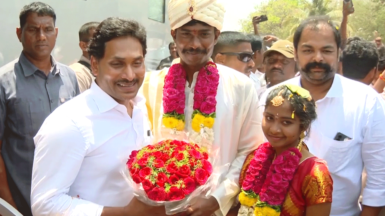 CM Jagan: కొత్త జంటకు ఊహించని సర్‌ప్రైజ్‌ ఇచ్చిన సీఎం జగన్‌.. వీడియో చూసేయండి..