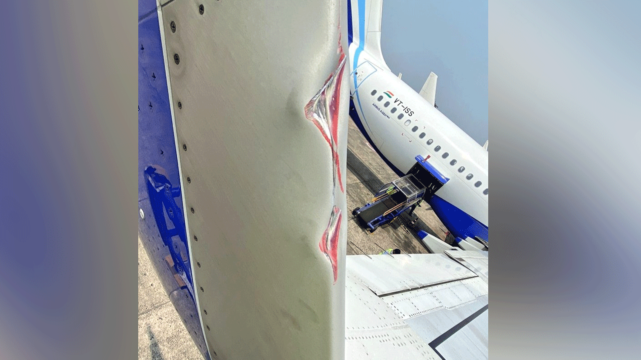  కోల్‌కతా విమానాశ్రయంలో రన్‌వేపై రెండు విమానాలు ఢీకొట్టాయి. బుధవారం జరిగిన ఈ సంఘటనలో ఎలాంటి నష్టం వాటిల్లకపోవడం అంతా ఊపిరిపీల్చుకున్నారు. ఇండిగో, ఎయిర్‌ ఇండియా విమానాలు ఒకదానికి ఒకటి ఢీకొట్టాయి. 