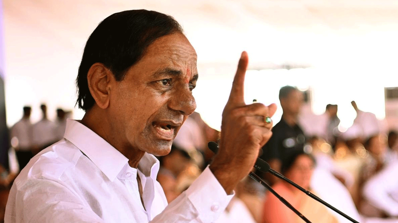 KCR: పొలాల బాట పట్టిన కేసీఆర్‌.. రైతులతో స్వయంగా మాట్లాడుతూ..