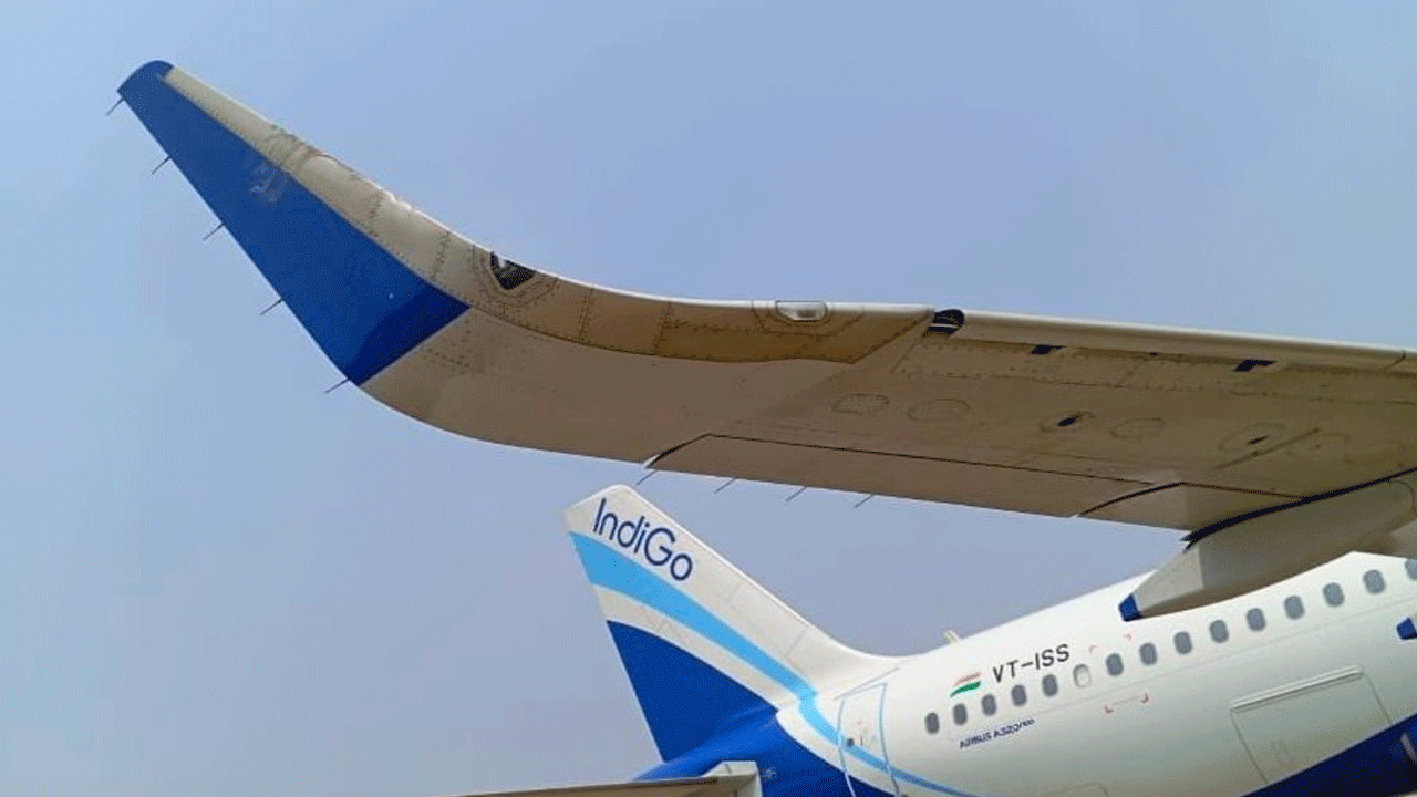 ఈ సమయంలో ఇండిగో విమానంలో ఏకంగా 135 మంది ప్రయాణికులు ఉన్నారు. వీరితో పాటు నలుగురు చిన్నారులు కూడా ఉన్నారు. ఎలాంటి ప్రమాదం జరగలేదు. తృటిలో పెను ప్రమాదం తప్పినట్లైంది. 