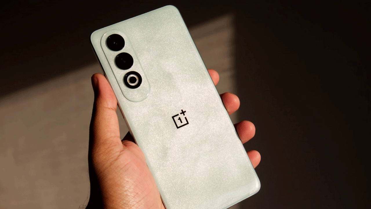 OnePlus Nord CE 4: లాంచింగ్‌కు సిద్ధంగా ఉన్న వన్‌ప్లస్‌ నార్డ్ సీఈ 4 స్మార్ట్ ఫోన్‌ ఒకటి. ఏప్రిల్‌ మొదటి వారంలో లాంచ్‌ చేయనుననారు. ఇందులో స్నాప్‌డ్రాగన్ 7 జెన్ 3 ఎస్‌ఓసీ ప్రాసెసర్‌ను అందించనున్నారు. ఈ ఫోన్‌లో 1.5 కే రిజల్యూజన్‌తో కూడిన స్క్రీన్‌ను అందించనున్నారు. ఈ ఫోన్‌ ధర రూ. 27 వేలుగా ఉండొచ్చని అంచనా