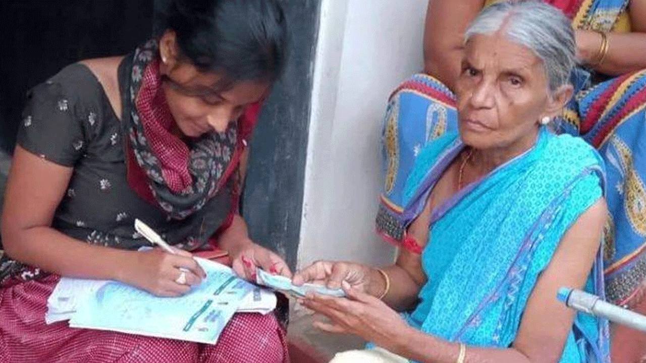 AP: పెన్షన్ల పంపిణీపై కొత్త విధి విధానాలు.. రేపటి నుంచే పంపిణీ, కానీ ...