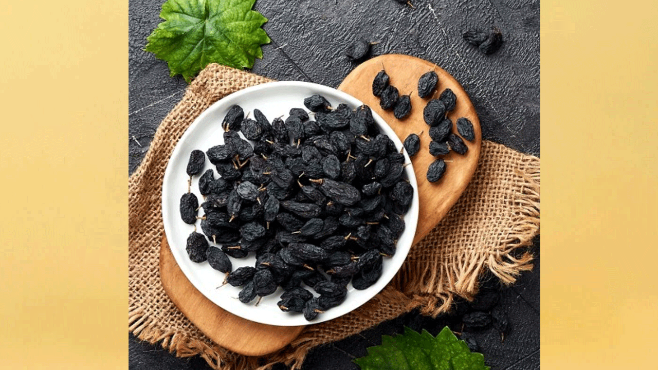 ఎండు ద్రాక్ష తినడం వల్ల ఆరోగ్యానికి ఎంతో ప్రయోజనకరంగా ఉంటుంది. ఎండుద్రాక్షలో విటమిన్లు, ఖనిజాలు, యాంటీఆక్సిడెంట్లు, ఫైటోన్యూట్రియెంట్లు, పాలీఫెనాల్స్ , డైటరీ ఫైబర్స్ వంటి పోషకాలు పుష్కలంగా ఉంటాయి. ఎండుద్రాక్షలో పొటాషియం పుష్కలంగా ఉంటుంది. కాబట్టి వీటిని తీసుకోవడం వల్ల అధిక రక్తపోటు కూడా తగ్గుతుంది.