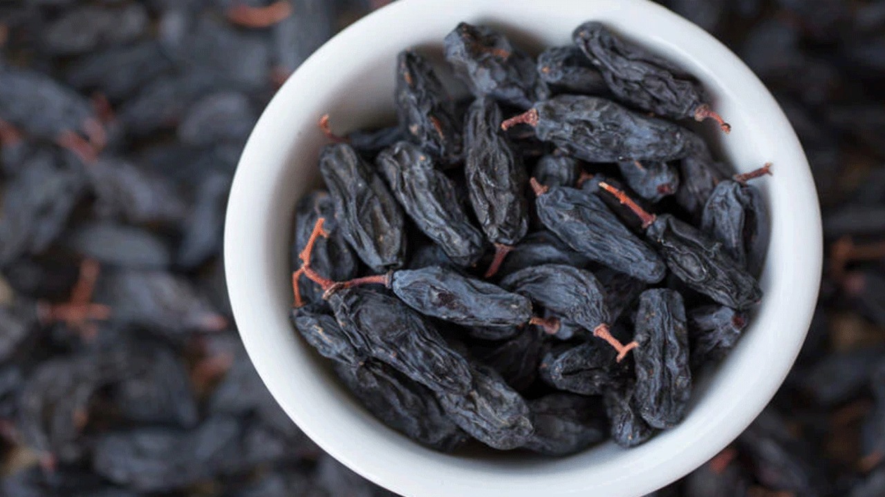 ఎండు ద్రాక్ష తినడం వల్ల దంతాల ఆరోగ్యానికి కూడా మేలు జరుగుతుంది. క్యాల్షియం పుష్కలంగా ఉండే ఎండుద్రాక్ష పంటి ఎనామిల్ను కాపాడుతుంది. నల్ల ఎండు ద్రాక్షలో ఐరన్, విటమిన్ బి-కాంప్లెక్స్ పుష్కలంగా ఉంటాయి. ఐరన్ ఎర్ర రక్త కణాలను వృద్ది చేయటానికి సహయపడుతుంది.