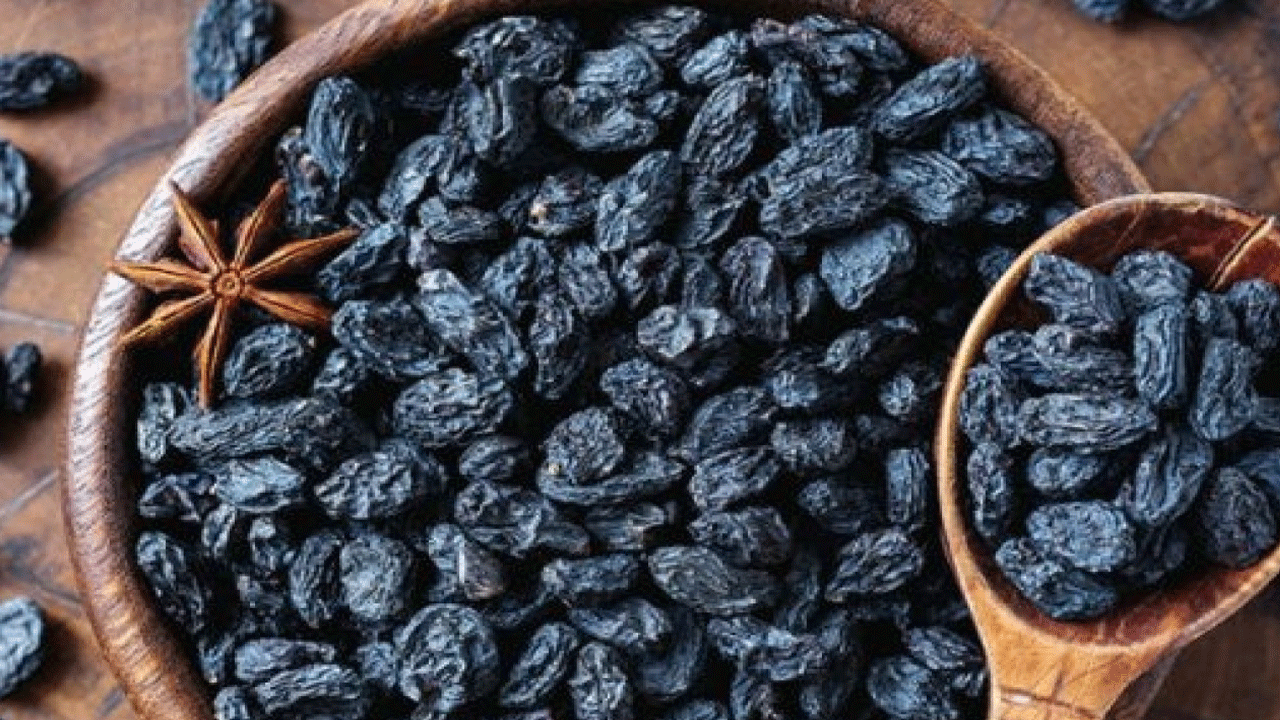 నానబెట్టిన నల్ల ఎండుద్రాక్ష తినడం చర్మ ఆరోగ్యానికి కూడా మంచిది. దీంతో ముఖంపై మొటిమలు రాకుండా నివారిస్తుంది. ఇది చర్మ రంధ్రాల లోపల టాక్సిన్స్, కాలుష్య కారకాలు, ధూళి, మలినాలు పేరుకుపోకుండా చూస్తోంది. నల్ల ఎండుద్రాక్షలో ఉండే డైటరీ ఫైబర్స్ మన శరీరాలను టాక్సిన్స్, కాలుష్య కారకాలు, ఇతర మలినాలను శుభ్రపరచడంలో సహాయపడతాయి.