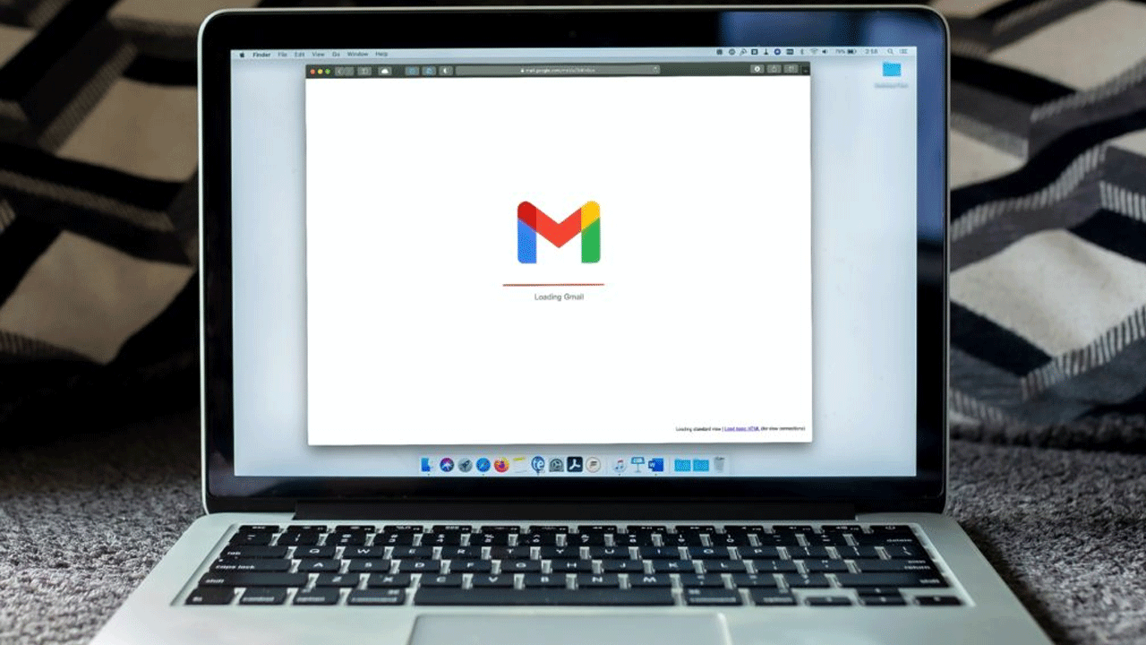 మీరు ఎదుటి వ్యక్తికి మెయిల్‌ను కాన్ఫిడెన్షియల్‌గా పంపించుకోవచ్చు. ఈ ఫీచర్‌ను ఎనేబుల్ చేసుకునే రహస్య ఈమెయిల్‌ను పంపించుకోవచ్చు. ఇందుకోసం మెయిల్‌ను పంపుతున్నప్పుడు లాక్‌ గుర్తుపై నొక్కితే సరిపోతుతుంది. మీరు పంపే మెయిల్ కాన్ఫిడెన్షియల్‌గా మారిపోతుంది.