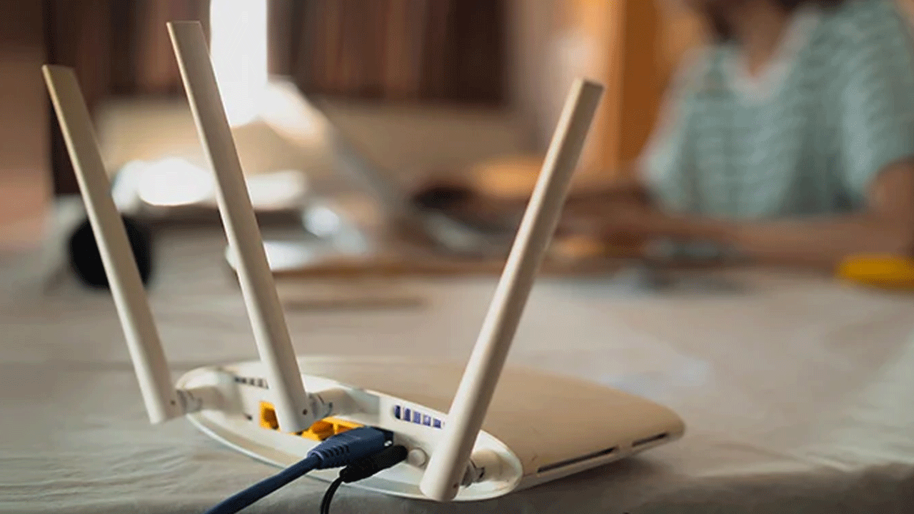 అయితే కొన్ని సందర్భాల్లో తెలిసిన వ్యక్తులు లేదా స్నేహితులు మన వైఫై పాస్‌వర్డ్‌ను అడుగుతుంటారు. అయితే చాలా సందర్భాల్లో పాస్‌వర్డ్‌ను మరిచిపోతుంటాం. మరి ఇలాంటి సమయాల్లో పాస్‌వర్డ్‌ను ఎలా తెలుసుకోవాలి.? ఇందుకోసం ఒక చిన్న టెక్నిక్‌ ఉంది. అదేంలో ఇప్పుడు తెలుసుకుందాం. 