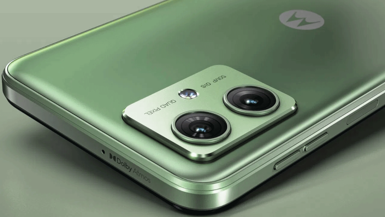 Motorola G54: ఈ స్మార్ట్‌ ఫోను రూ. 15 వేలలోపే సొంతం చేసుకోవచ్చు. కేవలం రూ. 14,999కే అందుబాటులో ఉన్న ఈ ఫోన్‌లో 6000 ఎమ్‌ఏహెచ్‌ వంటి పవర్‌ ఫుల్ బ్యాటరీని అందించారు. ఫీచర్ల విషయానికొస్తే ఈ స్మార్ట్ ఫోన్‌లో 6.5 ఇంచెస్‌తో కూడిన ఫుల్‌ హెచ్‌డీ+ డిస్‌ప్లేను అందించారు. కెమెరా పరంగా చూస్తే ఇందులో 50 మెగాపిక్సెల్స్‌తో కూడిన రెయిర్‌ కెమెరా, 16 మెగాపిక్సెల్స్‌తో కూడిన ఫ్రంట్‌ కెమెరాను అందించారు. 