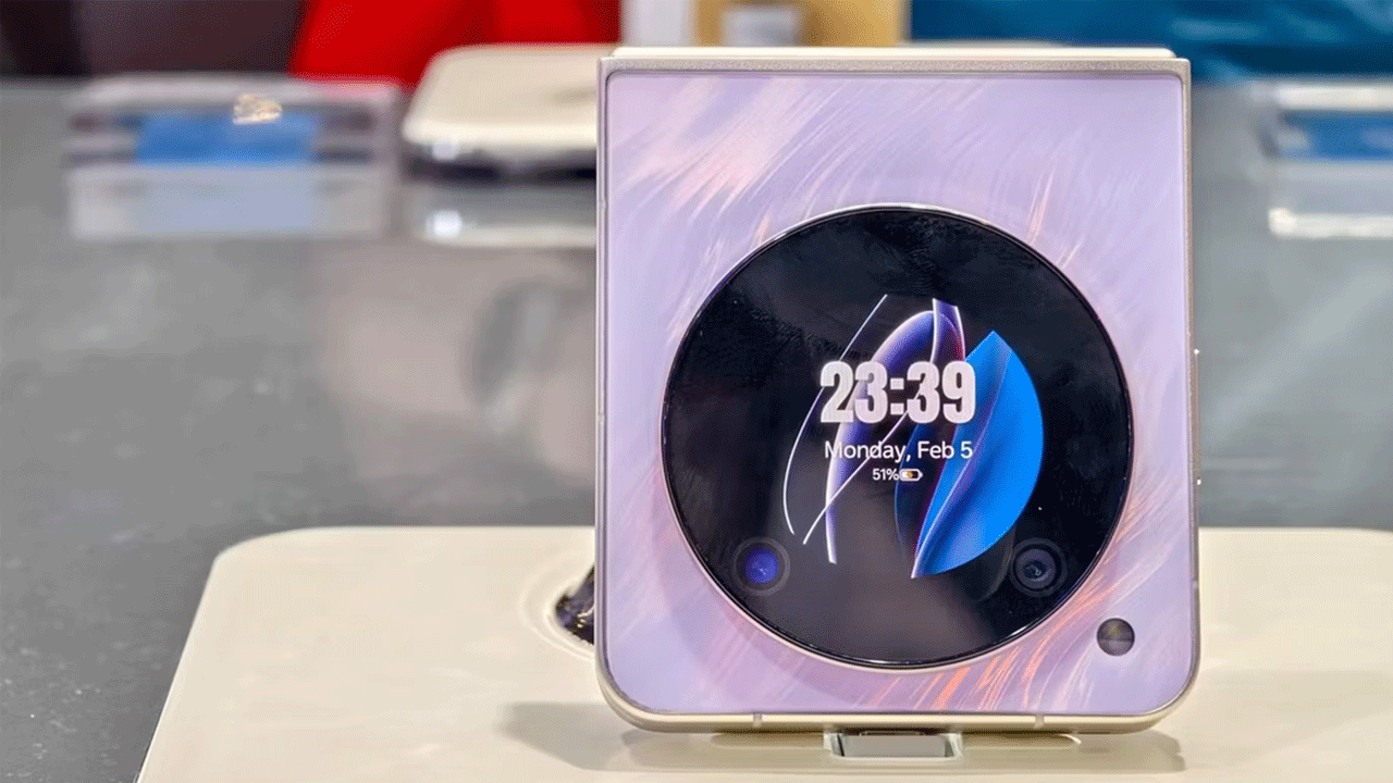 ఈ ఫోన్లో 6.9 ఇంఎస్తో కూడిన ఓఎల్ఈడీ ప్రైమరీ కెమెరాను ఇచ్చారు. 1,188 x 2,790 పిక్సెల్స్ రిజల్యూజన్ ఈ స్క్రీన్ సొంతం. ఇందులో సర్క్యూలర్ కెమెరా మోడల్ను అందించారు. 12 జీబీ ర్యామ్, 512 జీబీ స్టోరేజ్ వరకు ఇందులో ఇచ్చారు.