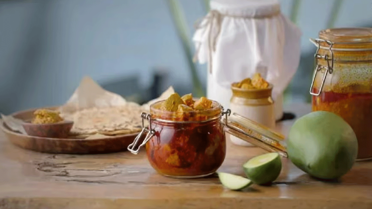 పచ్చళ్ల వ్యాపారం కూడా మంచి బిజినెస్‌ ఐడియాగా చెప్పొచ్చు. ప్రస్తుతం బిజీగా మారిన జీవనశైలి నేపథ్యంలో చాలా మంది ఇన్‌స్టాంట్‌గా దొరికే పచ్చళ్లను కొనుగోలు చేసుకుంటున్నారు. ఈ వ్యాపారాన్ని ప్రారంభించేందుకు సమ్మర్‌ బెస్ట్‌ ఆప్షన్‌గా చెప్పొచ్చు. ఇప్పుడు లభించే మామిడికాయలతో రకరాల పచ్చళ్లను తయారు చేసి విక్రయిస్తే మంచి లాభాలు పొందొచ్చు. 