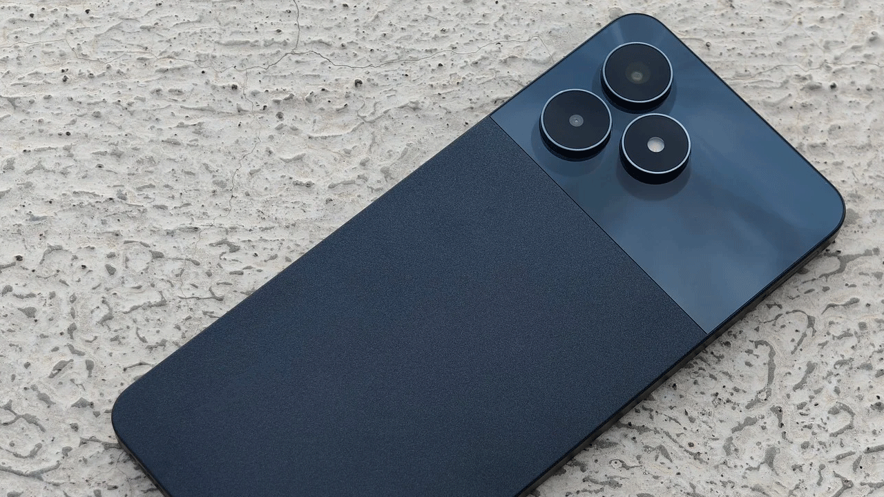 ఈ ఫోన్లో 6.74 ఇంచెస్తో కూడిన హెచ్డీ ఎల్సీడీ డిస్ప్లేను అందించనున్నారు. గేమ్స్ ఆడుకోవడానికి, వీడియోలు చూడడానికి ఈ స్క్రీన్ సరిగ్గా సరిపోతుంది. అలాగే ఈ స్క్రీన్ 90 హెచ్జెడ్ రిఫ్రెష్ రేట్తో తీసుకొచ్చారు.