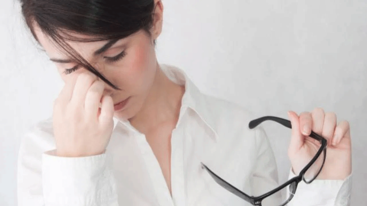 బంగాళదుంపలను చిన్న ముక్కలుగా కట్ చేసి మెత్తగా చేయాలి. దాని నుండి రసం తీసుకోవాలి. ఈ రసాన్ని అద్దాల వల్ల ఏర్పడిన మచ్చలపై రాయాలి. 10 నిమిషాలు అలాగే ఉంచి కడిగేయాలి. ఇలా వారం రోజుల పాటు చేస్తే అద్భుతమైన ఫలితాలు వస్తాయి.