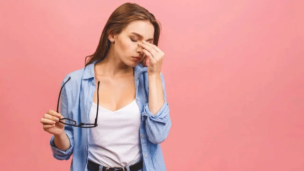 అయితే కొన్ని హోం రెమెడీస్తో ముక్కుకు ఇరువైపులా అద్దాల వల్ల ఏర్పడిన మచ్చలను పోగొట్టుకోవచ్చు. ఈ మచ్చలను తొలగించడానికి ఈ సింపుల్ టిప్స్ ఫాలో అవ్వండి. బంగాళాదుంప రసం అద్దాల వల్ల ఏర్పడిన మచ్చలను తొలగించడానికి బాగా పని చేస్తుంది.