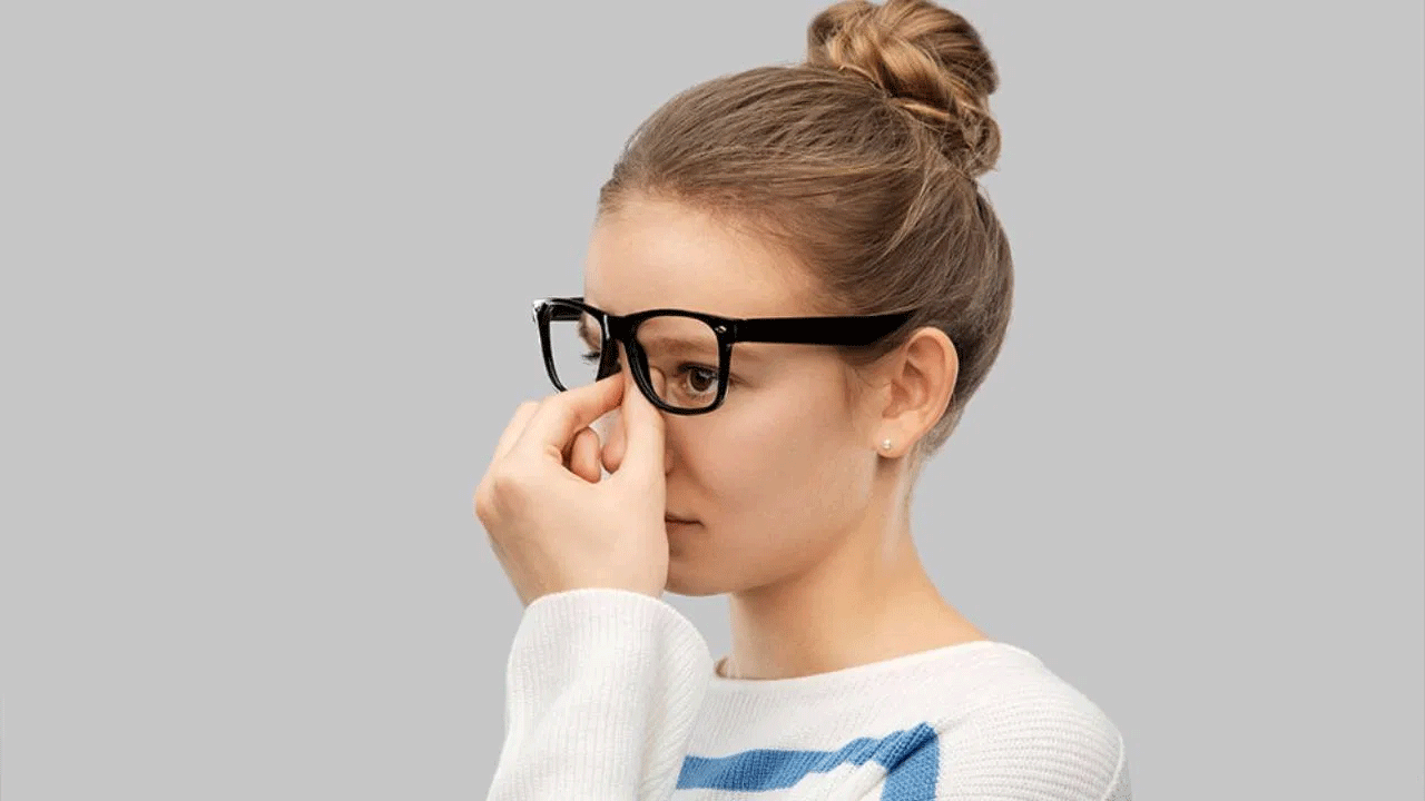 ముక్కు ఇరువైపులా ఏర్పడిన మచ్చలను తొలగించడానికి కీర దోసక రసం కూడా ప్రభావవంతంగా పనిచేస్తుంది. కీర దోసను చిన్న ముక్కలుగా కట్ చేసి ముక్కుకు రెండు వైపులా రాస్తే మచ్చలు పోతాయి. ఎలాంటి గాయమైనా మాన్పేందుకు తేనెను పురాతన కాలం నుంచి ఉపయోగిస్తున్నారు. ఇది గాయాలను నయం చేయడానికి, కొత్త కణాలను ఉత్పత్తి చేయడానికి సహాయపడుతుంది. కాబట్టి తేనె కూడా వినియోగించవచ్చు.