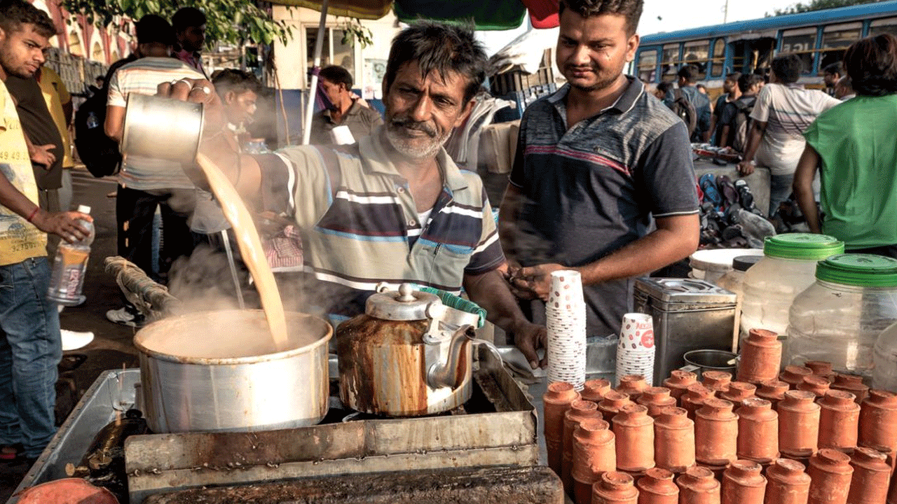 ఇక టీ స్టాల్‌ కూడా మంచి బిజినెస్‌ ఆప్షన్‌గా చెప్పొచ్చు. ప్రజలు ఎక్కువగా ఉండే చోట టీ స్టాల్స్‌ను ఏర్పాటు చేసుకోవడం వల్ల మంచి లాభాలు ఆర్జించవచ్చు. ఇందుకోసం పెద్దగా పెట్టుబడి కూడా అవసరం ఉండదు. అలాగే కాలంతో సంబంధం లేకుండా నడిచే ఈ వ్యాపారంతో భారీగా లాభాలు ఆర్జించవచ్చు. 