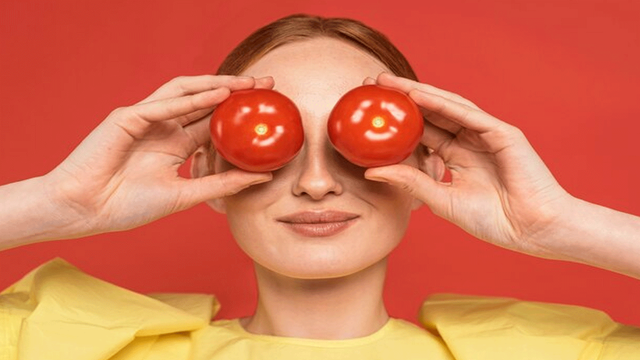 టమాటాలో ఉన్న యాంటీ ఆక్సిడెంట్స్ సెల్యులార్ డ్యామేజ్ అవకుండా కాపాడుతాయి. అంతేకాకుండా చిన్న వయస్సులో ఏర్పడే వృద్ధాప్య ఛాయలను నివారిస్తాయి. అందుకే వేసవిలో టమాటాలను క్రమం తప్పకుండా మీ ఆహారంలో చేర్చుకోవటం ఉత్తమం అంటున్నారు నిపుణులు. టామాటా జ్యూస్ తీసుకోవడం వల్ల కూడా చర్మం తాజాగా ఉంటుంది.