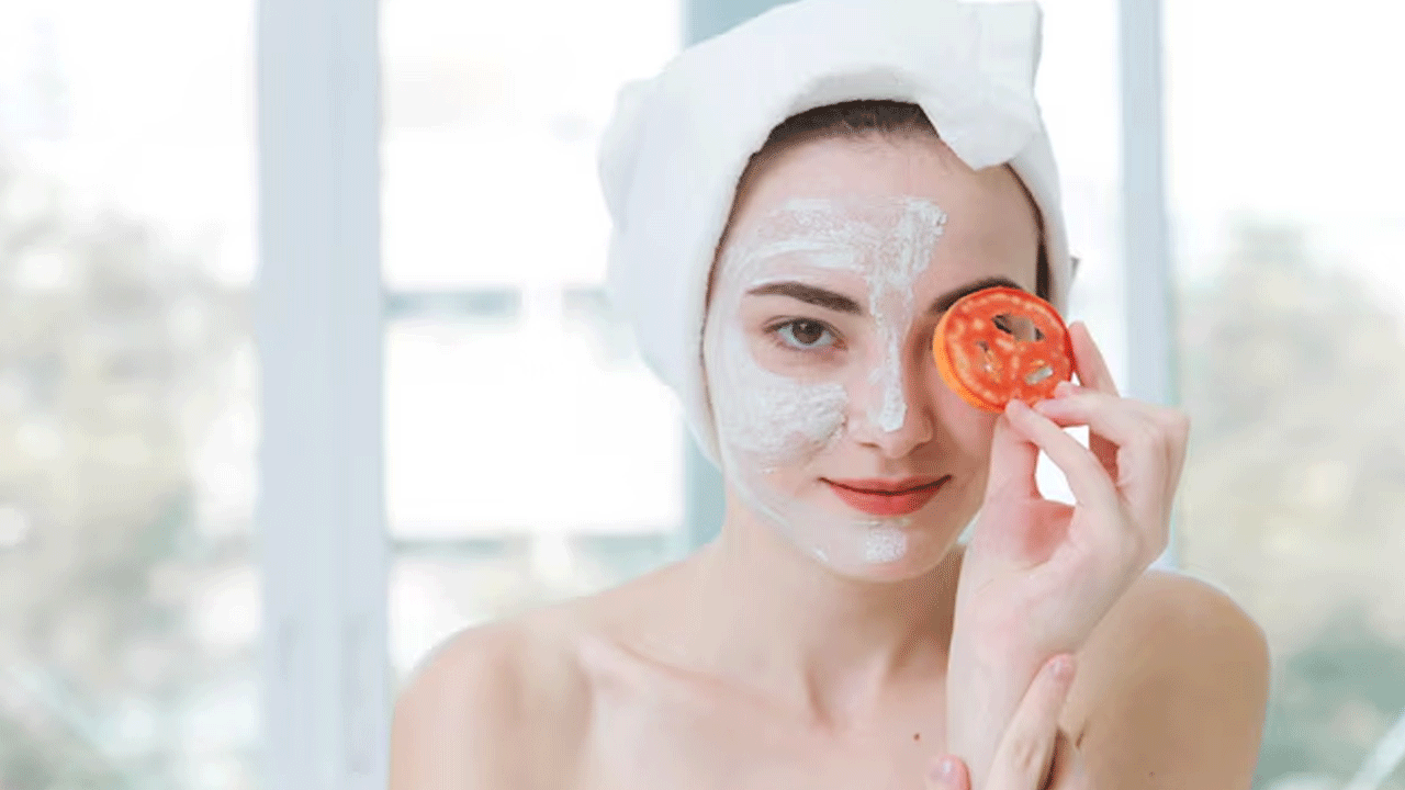 టమాటాలను క్రమం తప్పకుండా అప్లై చేస్తే చర్మంలోని మృతకణాలను తొలగించడంలో సహాయపడుతుంది . టమాటాలో సహజమైన ఎక్స్ఫోలియేటర్లుగా పనిచేసే అనేక ఎంజైమ్లు ఉన్నాయి. ఇందుకోసం మీరు టమాటా, చక్కెరతో ముఖానికి సున్నితంగా మర్ధన చేయాలి. టమాటాలో ఉండే విటమిన్-ఎ, విటమిన్-సి చర్మ సంరక్షణకు ఎంతో ఉపయోగపడతాయి. రెట్టింపు అందాన్ని ఇస్తాయి.