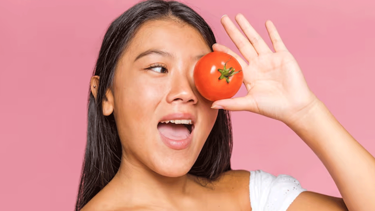 ఈ జ్యుసి రెడ్ ఫ్రూట్ విటమిన్ సి, యాంటీ ఆక్సిడెంట్స్తో నిండి ఉంటుంది. ఇది మీ రోగనిరోధక శక్తిని బలోపేతం చేయడంలో సహాయపడుతుంది. మీ చర్మ ఆరోగ్యానికి కూడా మంచిది. టమాటోలో లికోపిన్ అనే యాంటీ ఆక్సిడెంట్ ఉంటుంది. ఇది శరీరానికి సన్ స్క్రీన్ మాదిరి పనిచేస్తుంది.