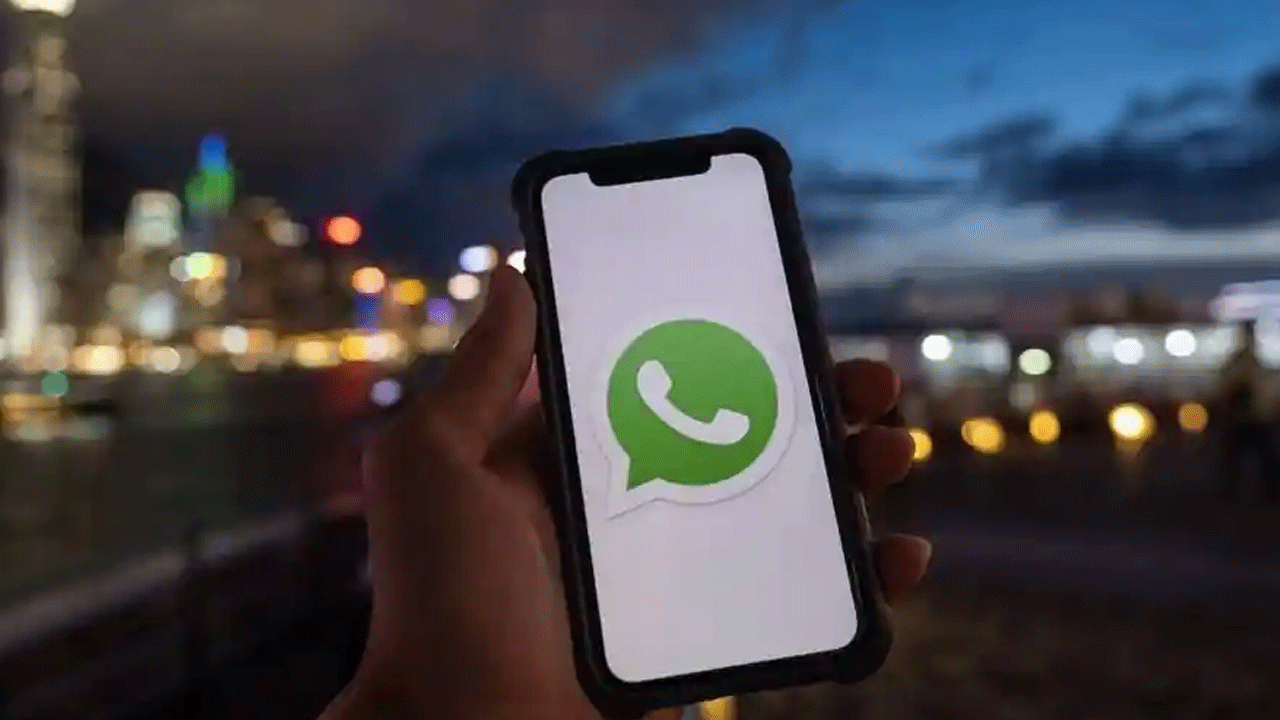 ఫొటోలు, డాక్యుమెంట్స్ను ఒక ఫోన్ నుంచి మరో ఫోన్కు షేర్ చేసుకోవడానికి ఇకపై ఇంటర్నెట్ లేకుండానే వాట్సాప్ ద్వారా పంపించుకోవచ్చన్నమాట. ఈ ఫీచర్ను ఎనేబుల్ చేసుకోవాలంటే యాక్సెస్ పర్మిషన్ ఇవ్వాల్సి ఉంటుంది.