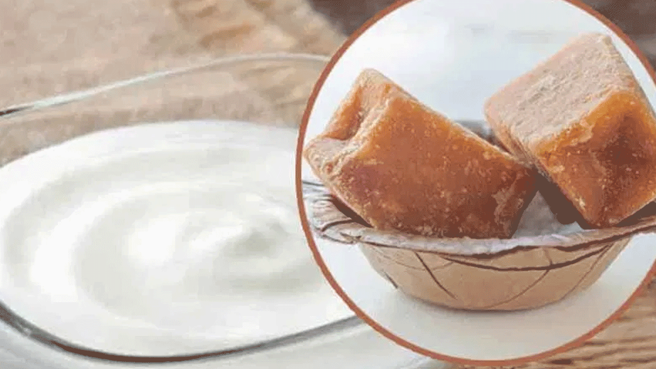 జీర్ణక్రియను మెరుగుపరుస్తుంది: జీర్ణవ్యవస్థ సరిగా పని చేయనప్పుడు మలబద్ధకం, కడుపు ఉబ్బరం, వాంతులు వంటి సమస్యలు సర్వసాధారణం. పెరుగు, బెల్లం రోజూ తీసుకోవడం వల్ల జీర్ణవ్యవస్థ మెరుగుపడుతుంది. 