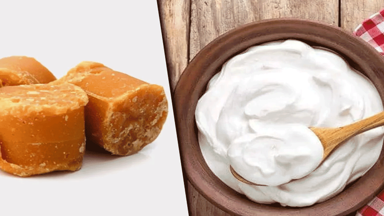 బరువు తగ్గడంలో సహాయపడుతుంది: మీరు బరువు పెరగడం గురించి ఆందోళన చెందుతున్నట్టయితే, మీ రోజువారీ ఆహారంలో పెరుగు, బెల్లం కలుపుకుని తినటం మంచిది. పెరుగు, బెల్లం తినడం వల్ల మీ కడుపు గంటల తరబడి నిండుగా ఉంటుంది. ఇది సులభంగా బరువు తగ్గడంలో సహాయపడుతుంది. 