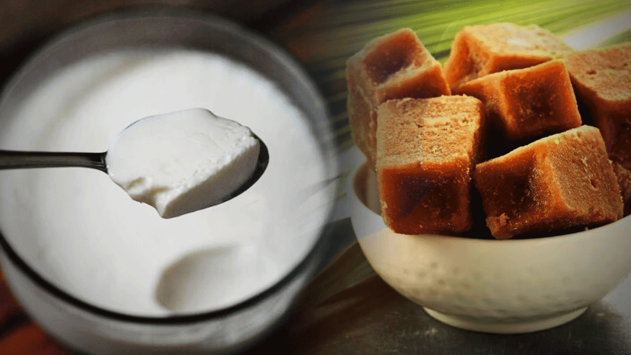 పెరుగులో బెల్లం కలిపి తీసుకోవడం వల్ల మహిళలకు పీరియడ్స్ నొప్పి నుంచి ఉపశమనం లభిస్తుంది. పీరియడ్స్ క్రాంప్ సమయంలో మహిళలు పెరుగులో బెల్లం కలిపి తినాలి. కడుపు తిమ్మిరిని కూడా తొలగిస్తుంది. 