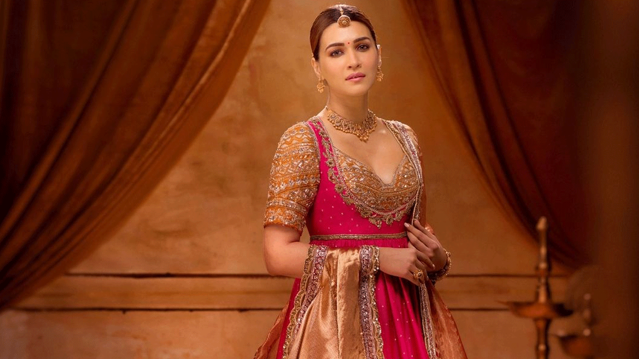 ఇన్స్టాగ్రామ్లో 54 మిలియన్ల మంది ఫాలోయర్స్ తో సోషల్ మీడియాలో తనకంటూ ఓ ప్రత్యేక స్థానం సంపాదించుకుంది. 2021లో ఆమె డిజైనర్ మనీష్ మల్హోత్రా బ్రైడల్ కలెక్షన్ "నూరానియత్" బ్రాండ్ కోసం మోడల్ గా చేసింది ఈ అందాల తార.